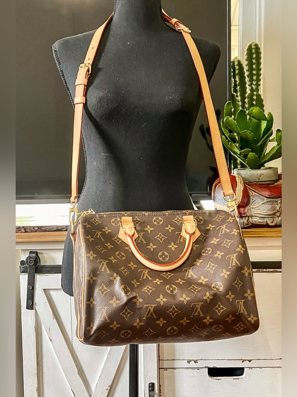 Authentic Louis Vuitton Speedy 30 Bandouliere in New Condition.